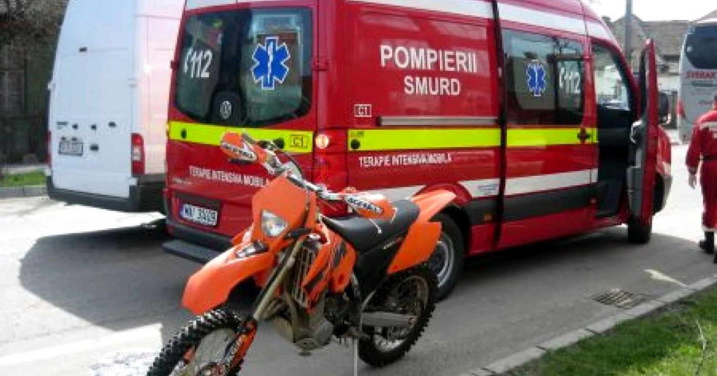 Motociclistul a fost imediat îngrijit de medicii de la SMURD