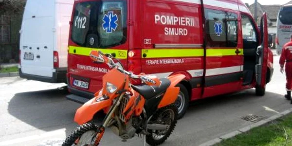 Motociclistul a fost imediat îngrijit de medicii de la SMURD
