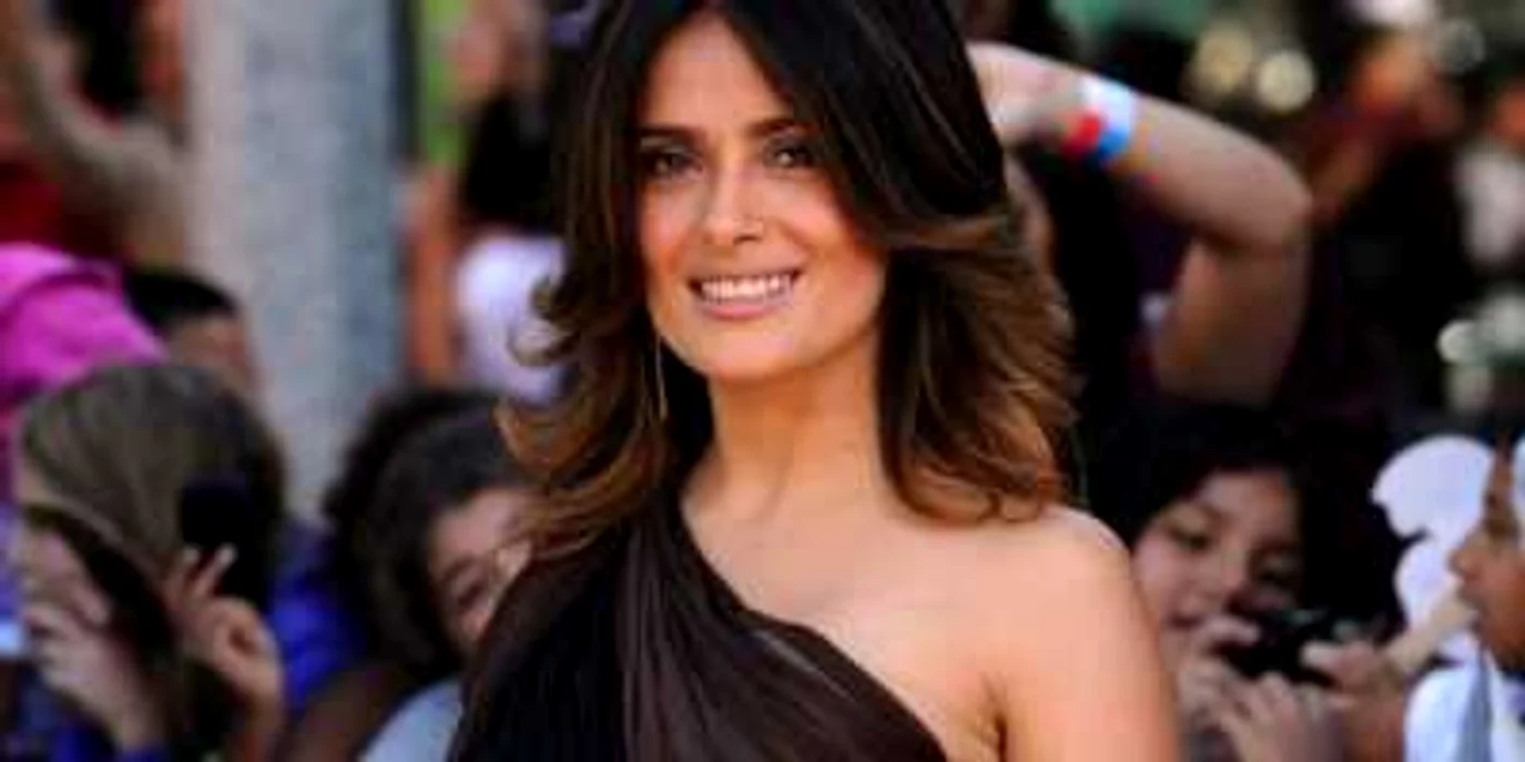 Salma Hayek îşi ura tenul în adolescenţă