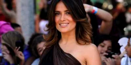 Salma Hayek îşi ura tenul în adolescenţă