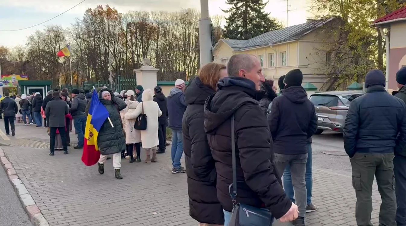 Moldovenii ar fi aduși organizat la unele secții de votare din străinătate. FOTO: Deschide