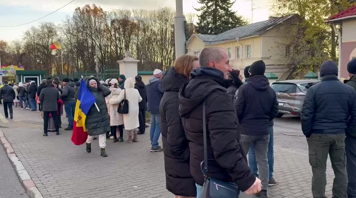Moldovenii ar fi aduși organizat la unele secții de votare din străinătate. FOTO: Deschide