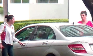 Alina Bica se urcă într un Mercedes, împreună cu femeia în rochie roz jpeg