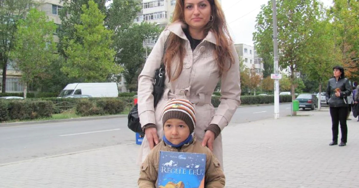 Micuţul Robert abia aşteaptă ca mămica lui, Alina Rădulescu, să îi citească aventurile „Regelui Leu“ foto: M.I.