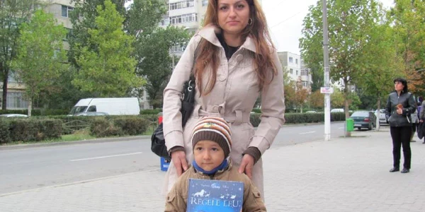 Micuţul Robert abia aşteaptă ca mămica lui, Alina Rădulescu, să îi citească aventurile „Regelui Leu“ foto: M.I.
