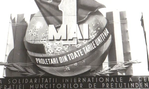 Aspect din tribuna oficială cu prilejul demonstraţiei oamenilor muncii din Capitală jpg