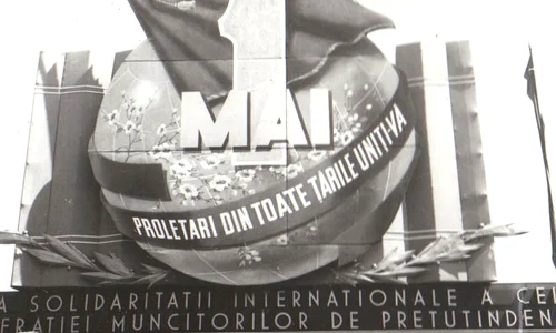 Aspect din tribuna oficială cu prilejul demonstraţiei oamenilor muncii din Capitală jpg