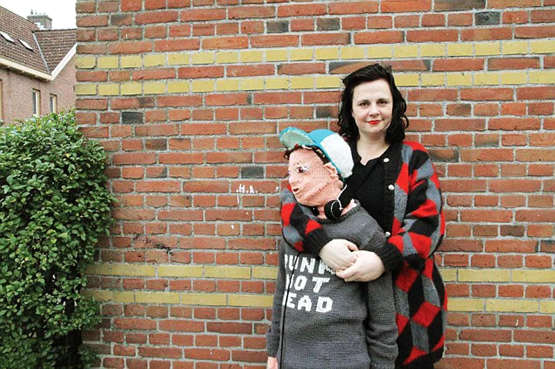 
    Marieke Voorsluijs a muncit 2 luni ca să-şi facă fiu în variantă tricotată  