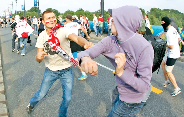 Bătăile nu au putut fi  oprite de poliţie minute bune