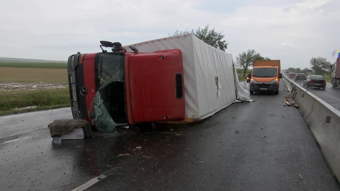 Autocamionul răsturnat pe șoseaua din Buzău FOTO I.B.