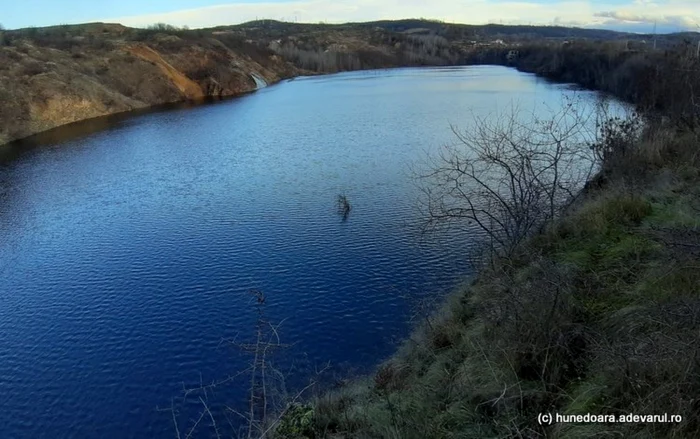 Lacul care a apărut pe ruinele carierei miniere Teliuc.ADEVĂRUL.