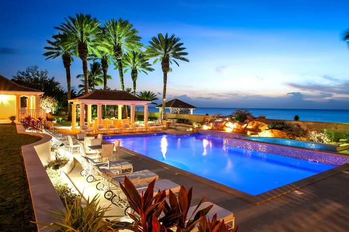 PIscina luxoasă oferă o priveliște de vis către ocean - foto Profimedia