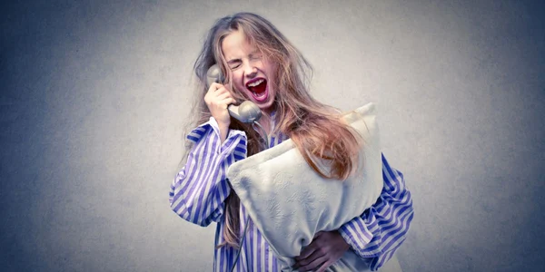 Vorbit la telefon in somn FOTO Shutterstock