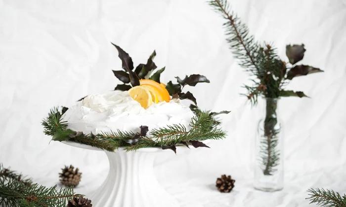Pavlova în varianta de iarnă, cu lămâi și portocale (Foto: Profimedia)