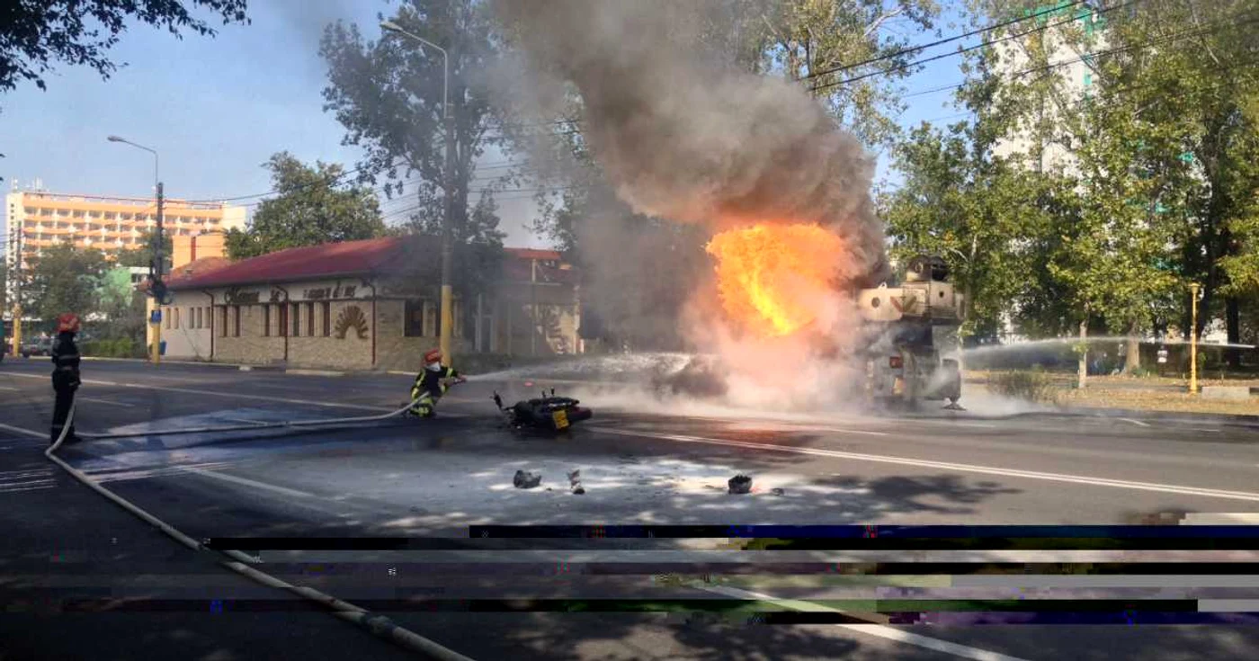 Motocicleta şi Macaraua au luat foc imediat după accident