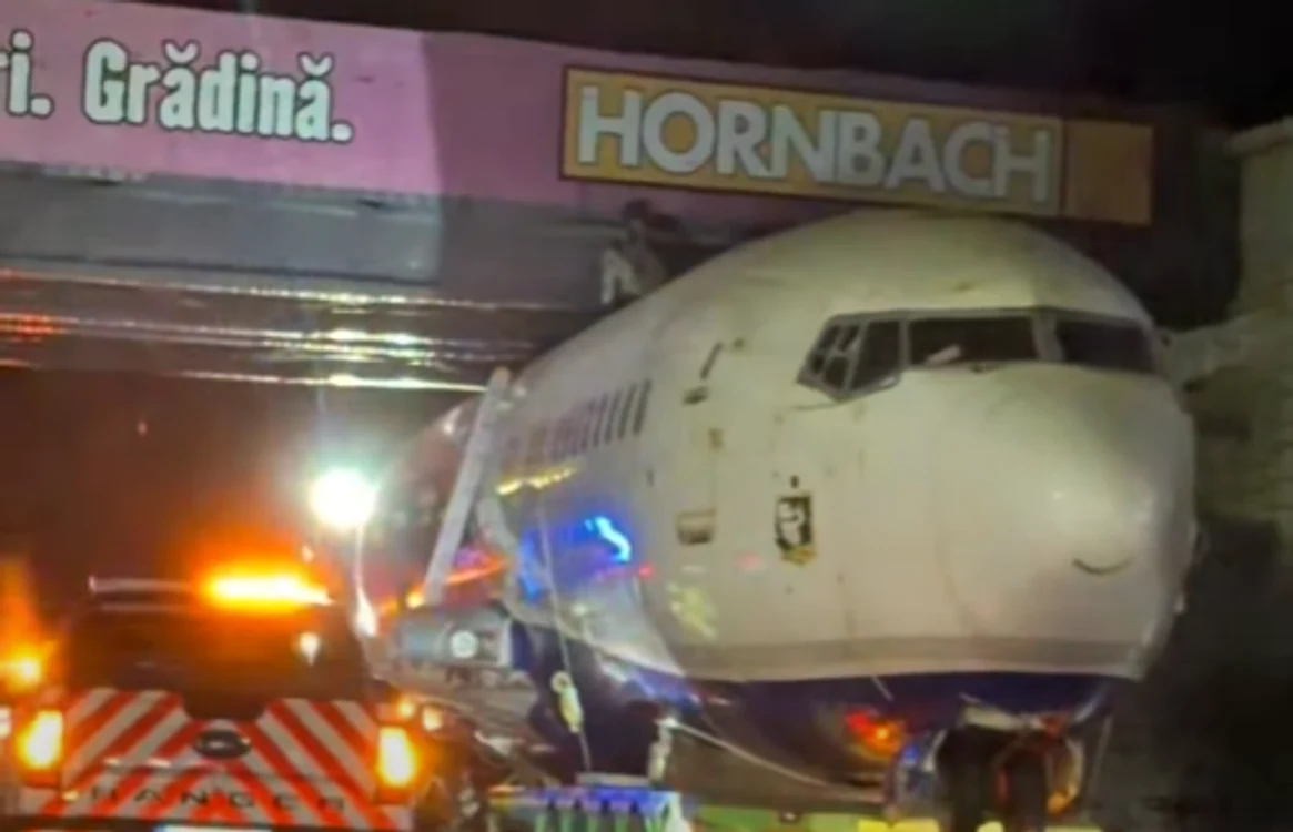 Avionul a rămas blocat sub un pod