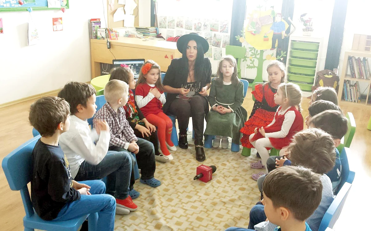 
    Lavinia s-a lăudat şi ea recent că  le predă copiilor de grădiniţă cursuri  de canto, cu 450 de lei pe lună  