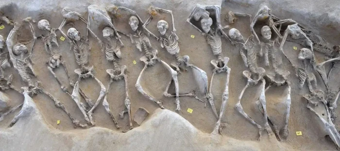 Fragment din primul rând al înmormântării în masă (© Faliron Delta Excavation Archive)  