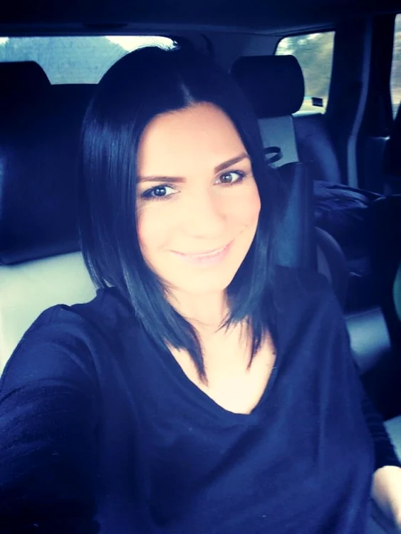
    Deși mai are puțin până naște, cântăreaţa Ellie White este într-o formă de zile mariFoto: Arhivă personală  