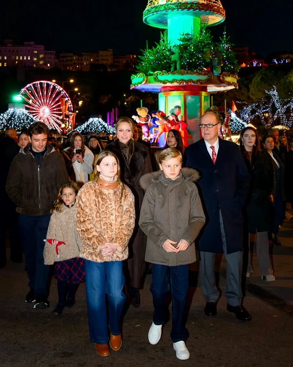 Charlene, Albert și copiii la deschiderea târgului de Crăciun în Principat 3 jpg