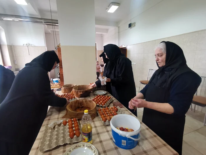 Măicuțele vopsesc ouă FOTO Ștefan Both