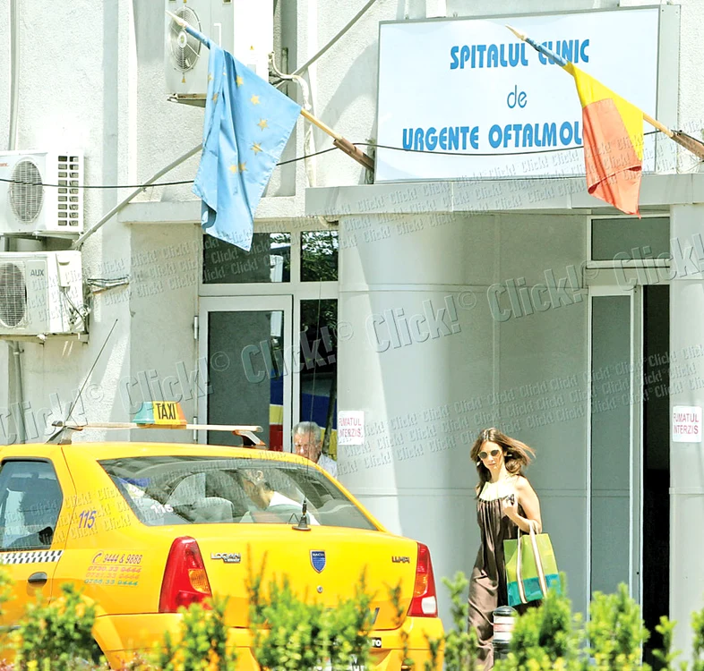 De la cabinetul  doctoriţei, vedeta  de la Antena 1  a ieşit cu nişte  hârtii în mână (fotografii: Avery Bill)