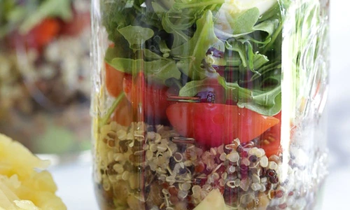 Salata la borcan, cu oua, linte si quinoa jpeg
