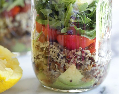 Salata la borcan, cu oua, linte si quinoa jpeg