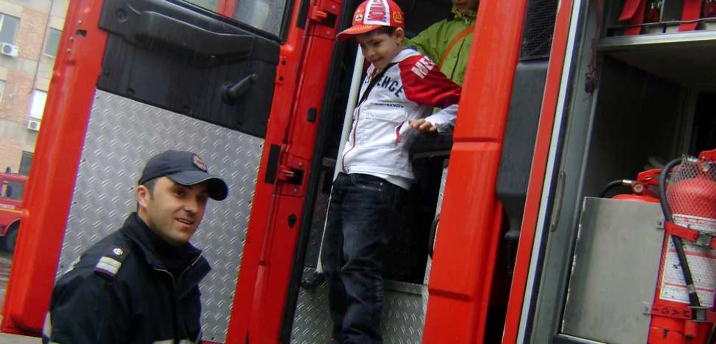 Copiii au posibilitatea să se urce în autospecialele folosite pentru stingerea incendiilor          FOTO: Arhivă