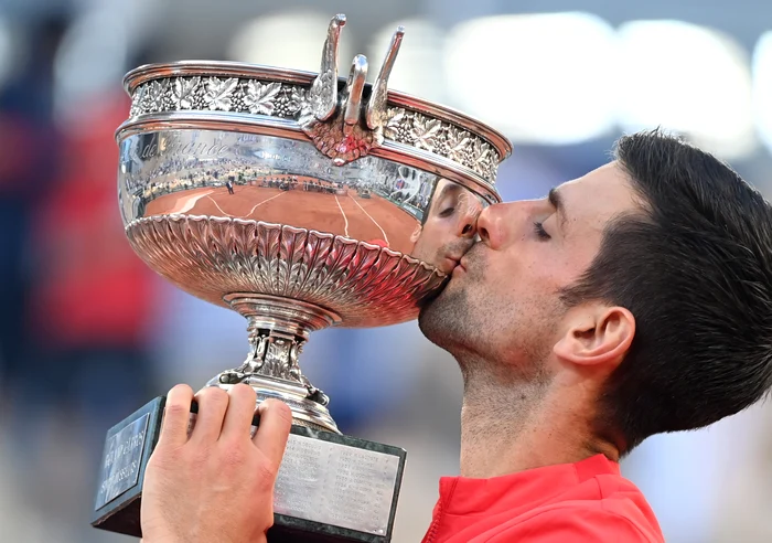 Novak Djokovic a cucerit pentru a doua oară trofeul de campion la Roland GarrosFoto: EPA-EFE