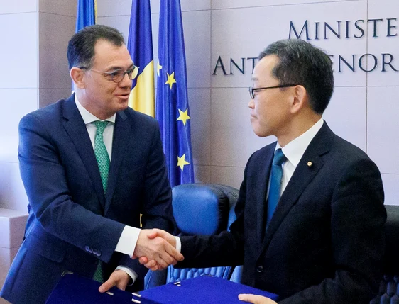 Ministrul român și cel japonez dau mâna