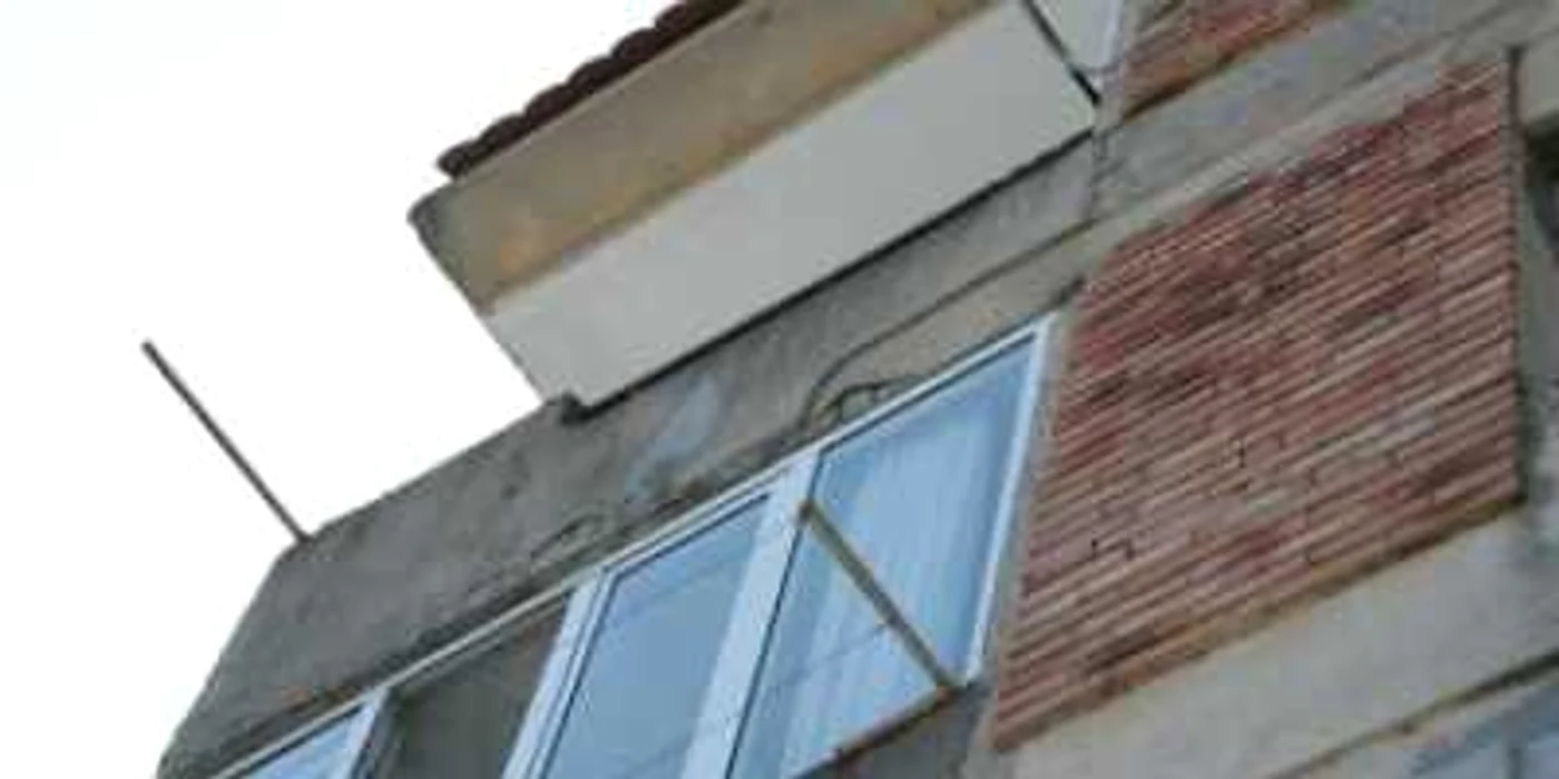 Constanta: Turistă din Cluj, în comă după ce a escaladat un bloc din Costineşti