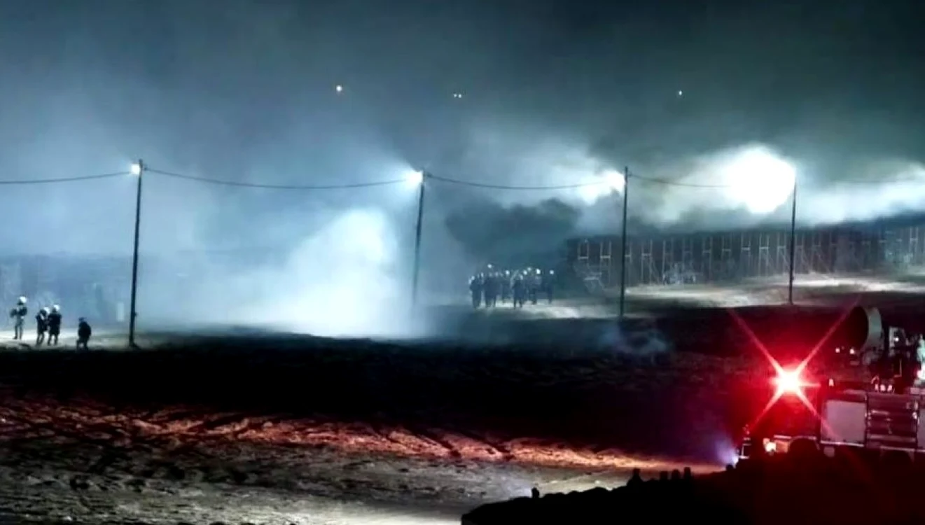 În noaptea de miercuri, 18.03.2020, au fost folosite gaze lacrimogene de forţele de ordine ale Greciei, la frontiera cu Turcia, după ce aproximativ 500 de migranţi au încercat să doboare un gard de la graniţă şi să intre pe teritoriul grec. Sursa: Ekathimerini.