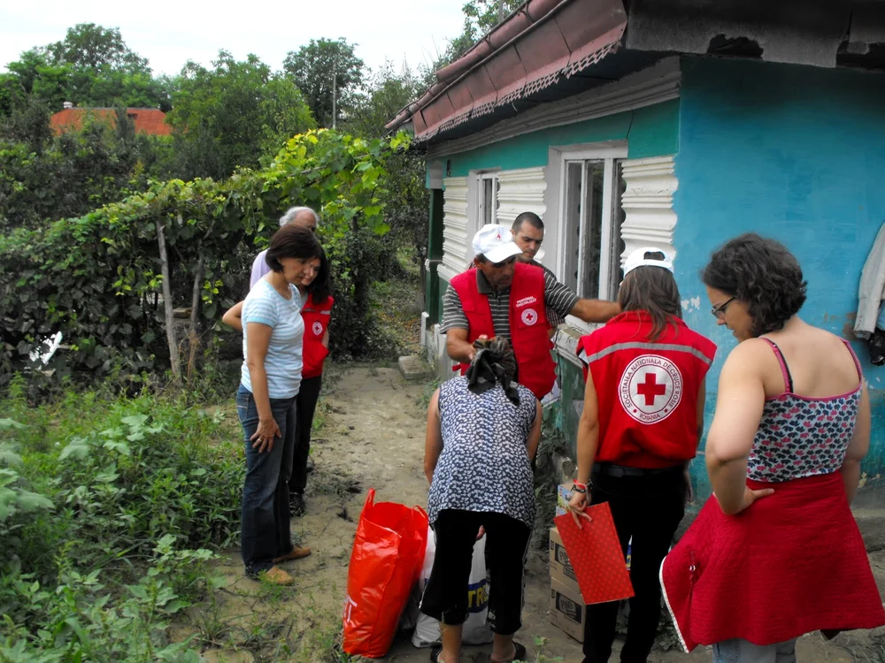 
    Voluntarii de la Crucea Roşie au fost deja în zonele inundate pentru a-i ajuta pe sinistraţi  