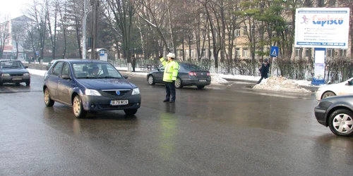 Poliţiştii încearcă să fluidizeze traficul.