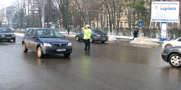 Poliţiştii încearcă să fluidizeze traficul.