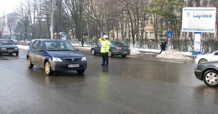 Poliţiştii încearcă să fluidizeze traficul.