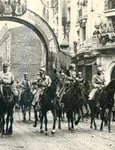 Foto sus: Trecerea familiei regale și a generalului Berthelot pe sub Arcul de Triumf ridicat pe Calea Victoriei, la intrarea în Piața Palatului Regal, la 18 Noiembrie/1 Decembrie 1918 (© Colecția Muzeului Militar Naţional „Regele Ferdinand I”)