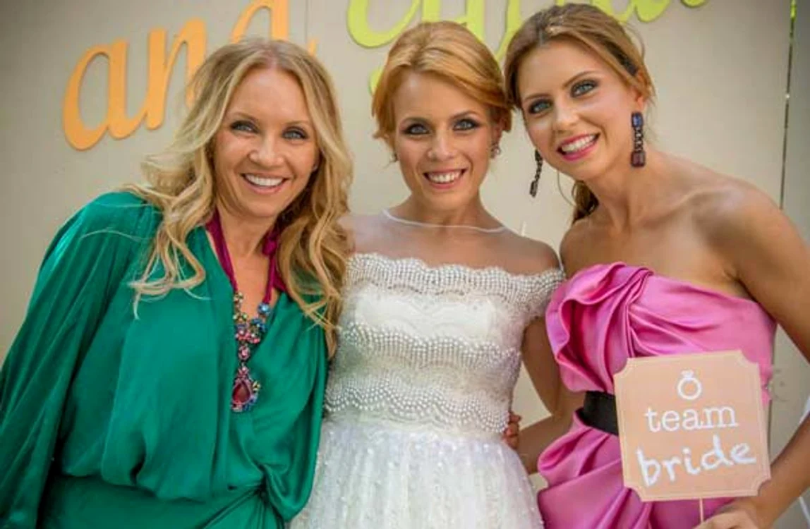 
    Camelia Şucu (stânga), alături de cele două fiice: Ioana, fiica cea mare (mijloc) şi Cristina, fiica cea mică (dreapta), care a şi născut o fetiţă FOTO: Arhiva personală  