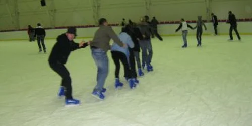 Brăilenii fac trenuleţul pe gheaţă, foto Mădălina Grosu