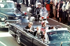 Preşedintele John F. Kennedy, afalt într-o vizită electorală în Dallas (Texas), pe 22 noiembrie 1963 (© Wikimedia Commons)