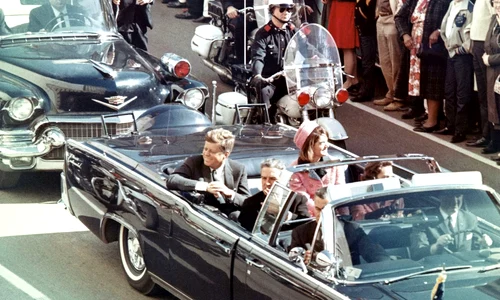 Preşedintele John F. Kennedy, afalt într-o vizită electorală în Dallas (Texas), pe 22 noiembrie 1963 (© Wikimedia Commons)