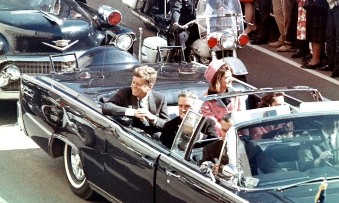 Preşedintele John F. Kennedy, afalt într-o vizită electorală în Dallas (Texas), pe 22 noiembrie 1963 (© Wikimedia Commons)