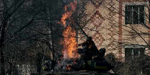 Razboi in Ucraina  Tanc in flacari FOTO Profimedia jpg