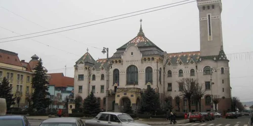 Angajaţii prefecturii aşteaptă ajutor de la Ministerul Administraţiei şi Internelor