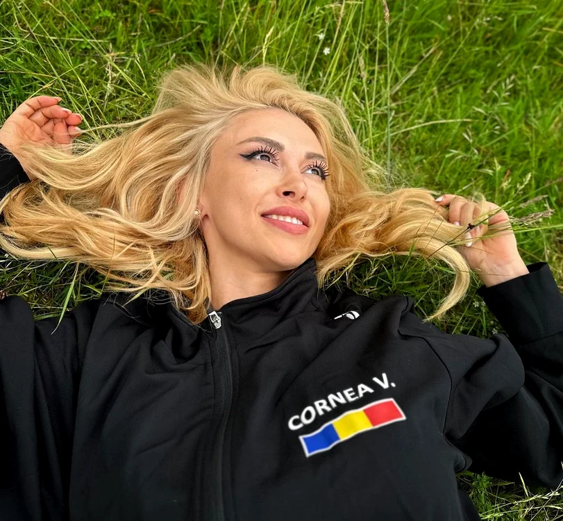 Andreea Bălan s-a pozat într-o bluză cu numele jucătorului de tenis imprimat pe ea. Foto Instagram