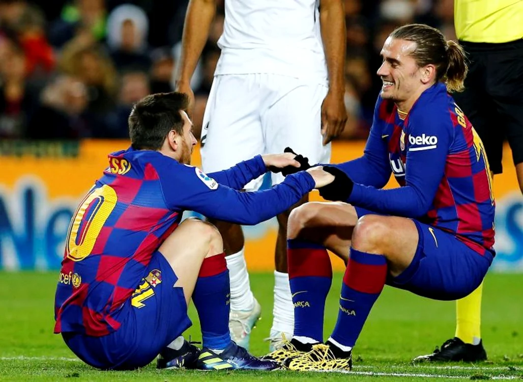 
    Lionel Messi și Antoine Griezmann au încercat degeaba să se ridice reciprocFOTO: EPA  