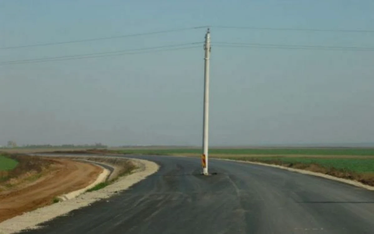 Anul trecut a fost uitat un stâlp de tensiune în mijlocul centurii de Sud a Craiovei