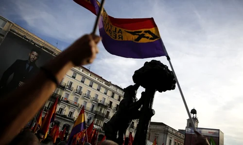 Mii de oameni s au strâns luni seară în centrul Madridului pentru a solicita instaurarea republicii  (Foto: Reuters) jpeg