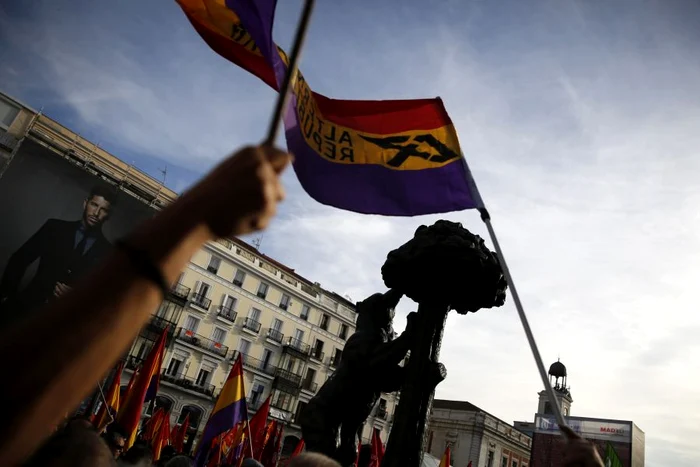 Mii de oameni s-au strâns luni seară în centrul Madridului pentru a solicita instaurarea republicii. (Foto: Reuters)